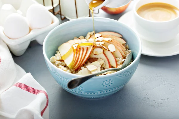 Healthy oatmeal with sliced apple and almonds — Stock Photo, Image