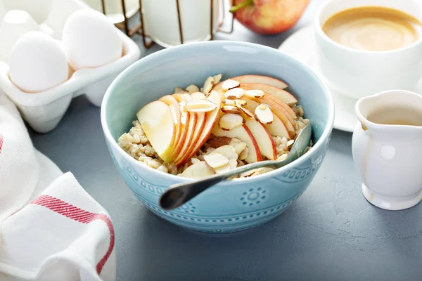 Healthy oatmeal with sliced apple and almonds — Stock Photo, Image