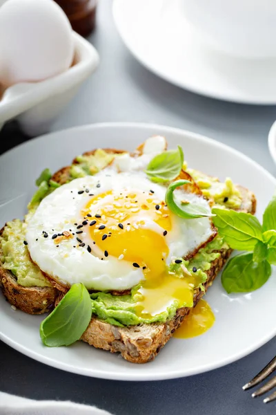 Sahanda yumurta ile avokado tost — Stok fotoğraf