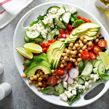 Sağlıklı vejetaryen salata nohut, avokado ve beyaz peynir ile