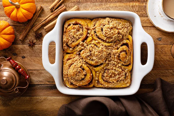 Rollos de canela de calabaza con cobertura streusel —  Fotos de Stock