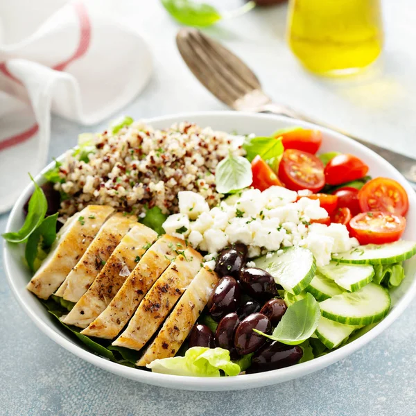 Tavuk ve quinoa ile Yunan ilham öğle kase — Stok fotoğraf