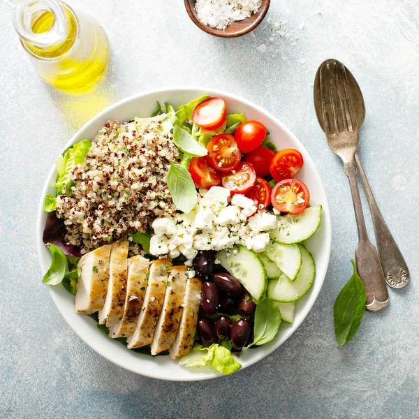 Řecký inspirované oběd mísa s kuřecím masem a quinoa — Stock fotografie