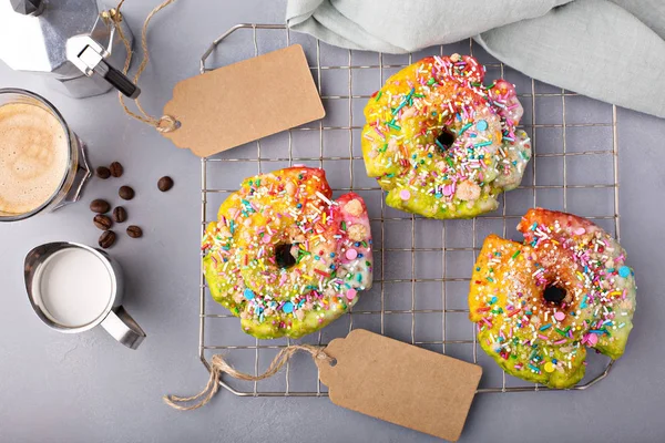 Donuts à la licorne colorés et festifs avec café — Photo