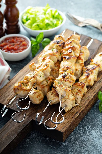 Kebab di pollo su una tavola — Foto Stock