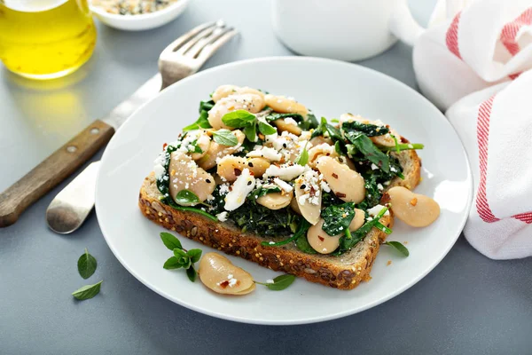 Bonen met spinazie op toast — Stockfoto