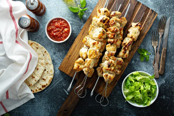 Brochetas de pollo en una tabla —  Fotos de Stock