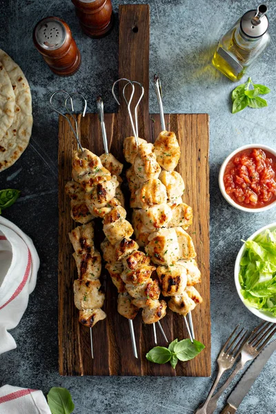 Kebabs de frango em uma tábua — Fotografia de Stock