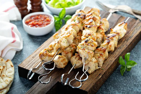 Brochetas de pollo en una tabla — Foto de Stock