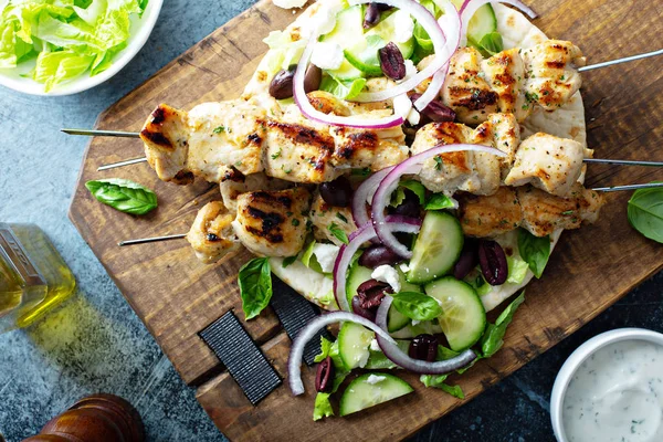 Brochetas de pollo en una pita — Foto de Stock