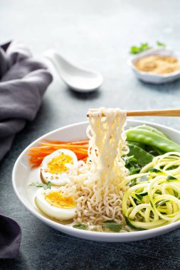 Kase yumurta ve sebze erişte