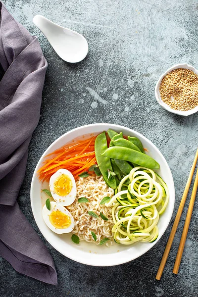 Cuenco de fideos con huevo y verduras —  Fotos de Stock