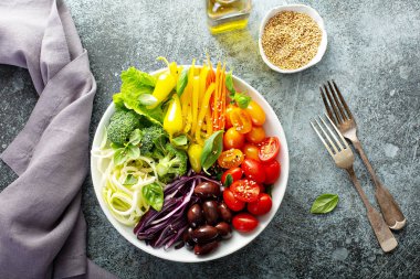 Çeşitli sebze gökkuşağı salatası