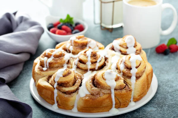 Home made cinnamon buns — Stock Photo, Image