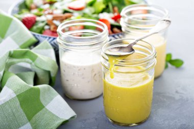 Salata sosları kavanozların içinde çeşitli