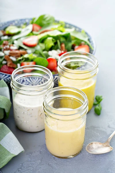 Variedad de aderezos para ensaladas en frascos de vidrio — Foto de Stock