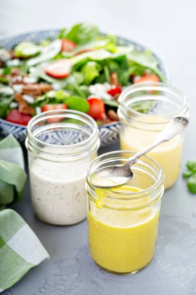 Verscheidenheid van salade dressings in glazen potten — Stockfoto