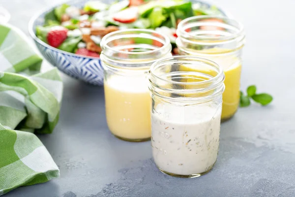 Verscheidenheid van salade dressings in glazen potten — Stockfoto