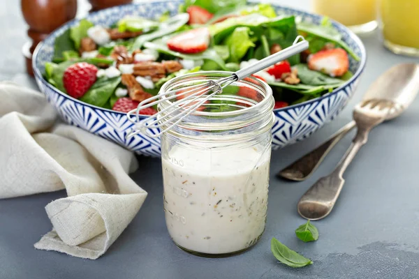 Hemmagjord ranch dressing i en glasburk — Stockfoto