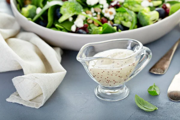 Maanzaad salade dressing in een schaaltje saus — Stockfoto