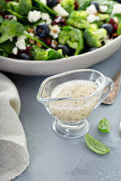 Ensalada de semillas de amapola en un plato de salsa —  Fotos de Stock