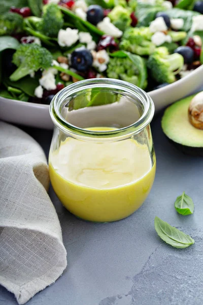 Hälsosam honung Senap dressing med avokado — Stockfoto