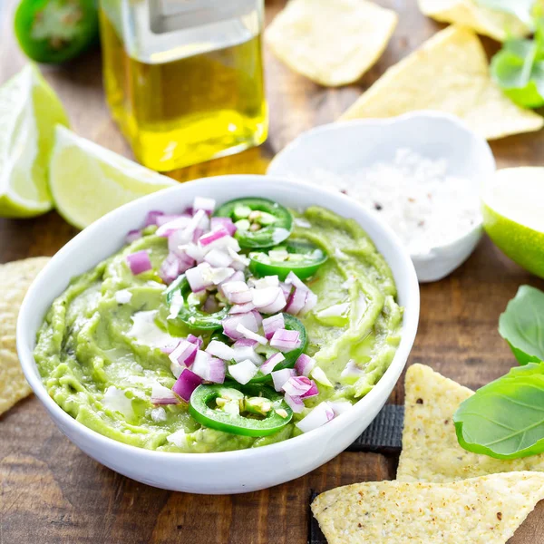 Guacamole con cipolla rossa e pepe Jalapeno — Foto Stock