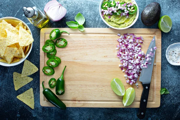 Így a guacamole: zöldségek és chipek egy vágódeszka — Stock Fotó