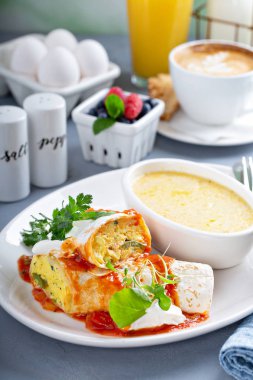 Kahvaltı yumurta börek irmik ile