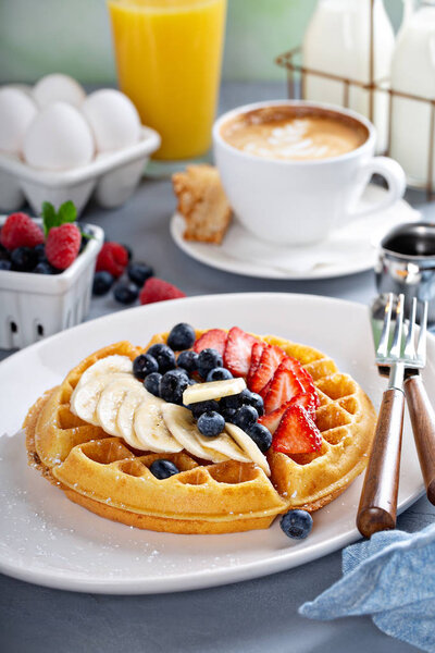 Вафли со свежими фруктами
