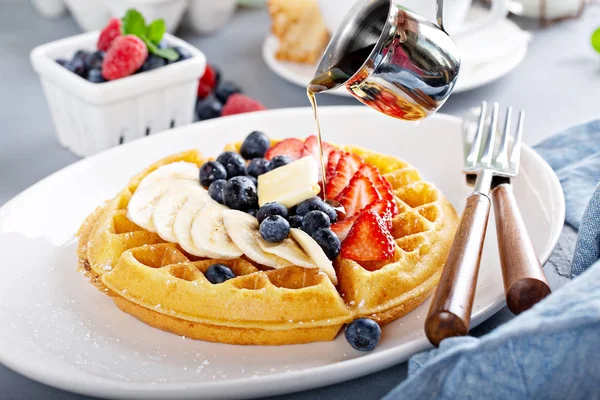 Gaufre aux fruits frais — Photo