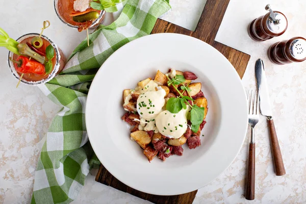 Batatas de pequeno-almoço com ovos Benedict e carne — Fotografia de Stock