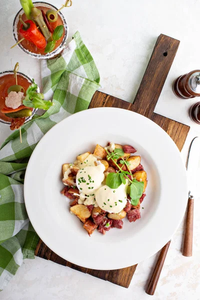 Breakfast potatoes with eggs Benedict and beef — Stock Photo, Image