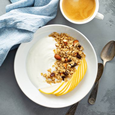 Granola ve armut ile düz yoğurt
