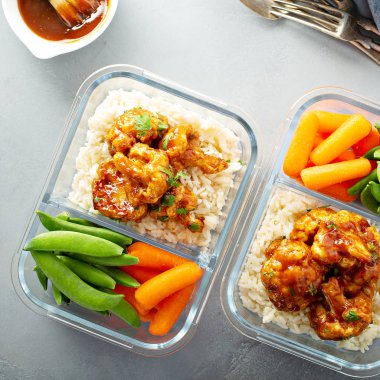 Barbekü karnabahar ile vegan yemek hazırlığı