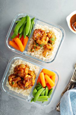 Barbekü karnabahar ile vegan yemek hazırlığı