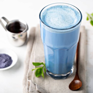Uzun cam mavi Matcha latte