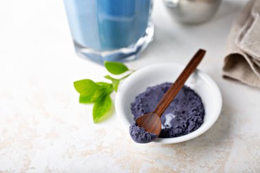 Uzun cam mavi Matcha tozu ve latte