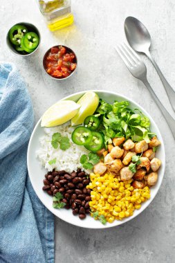 Pirinç Mısır, fasulye ile Chipotle baharatlı tavuk