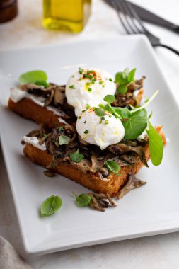 Mantar ve haşlanmış yumurta kahvaltı tost