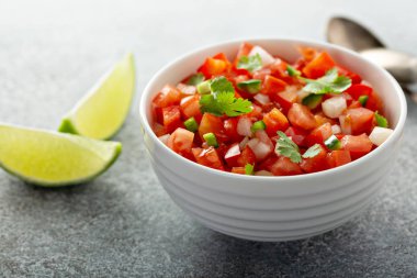 Ev yapımı Pico de Gallo ile kireç