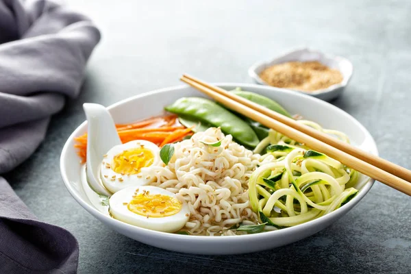 Bowl of noodles with egg and vegetables — Stock Photo, Image