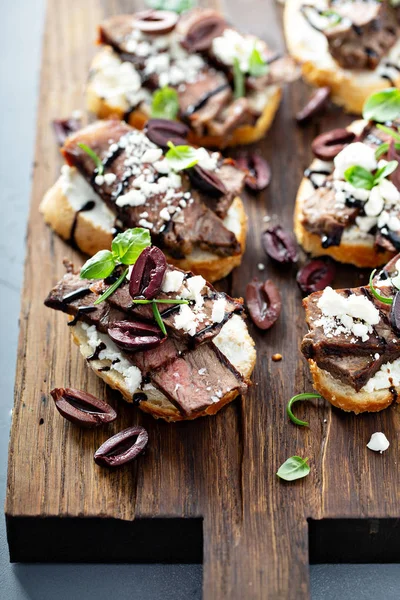 Steak Bruscheta se sýrem feta a olivami — Stock fotografie