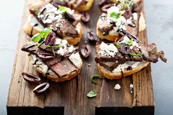 Steak Bruscheta se sýrem feta a olivami — Stock fotografie