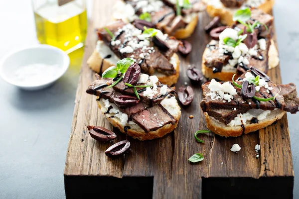 Steak Bruscheta se sýrem feta a olivami — Stock fotografie