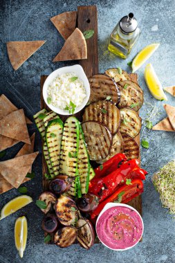 Izgara sebzeler ve humus tabağı