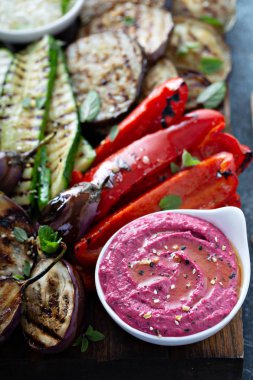 Izgara sebzeler ve humus tabağı