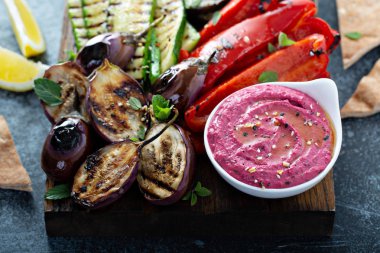 Izgara sebzeler ve humus tabağı