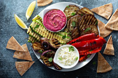 Izgara sebzeler ve humus tabağı