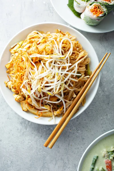 Pad Thai nudlar med kyckling — Stockfoto